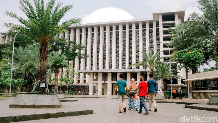 Sejumlah umat muslim tengah menjalani Ibadah Salat Jumat di Masjid Istiqlal, Jakarta, Jumat (20/8/2021). Masjid Istiqlal kembali menggelar salat jumat Namun, penerapan protokol kesehatan ketat tetap dikedepankan dalam area Masjid.
