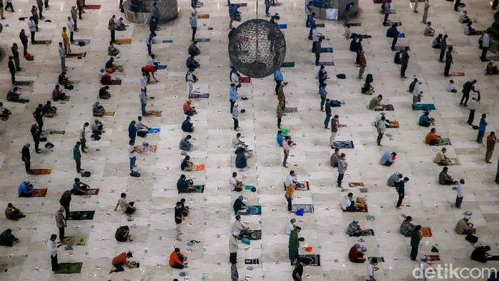 Sejumlah umat muslim tengah menjalani Ibadah Salat Jumat di Masjid Istiqlal, Jakarta, Jumat (20/8/2021). Masjid Istiqlal kembali menggelar salat jumat Namun, penerapan protokol kesehatan ketat tetap dikedepankan dalam area Masjid.