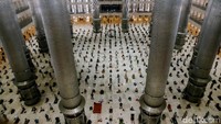 Tidak terlihat adanya jemaah yang dilarang masuk. Kebanyakan jamaah sudah mengetahui ketentuan mengikuti salat Jumat di Masjid Istiqlal.