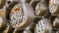 Salat jumat dengan tetap menerapkan protokol kesehatan seperti jaga jarak.