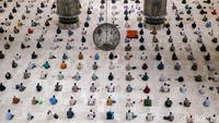 Umat muslim tengah menjalani ibadah salat Jumat di Masjid Istiqlal, Jakarta.