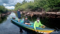 Perjalanan menyusuri Sungai Punggualas dengan perahu mesin