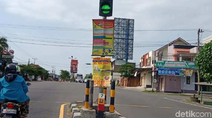 Menyedihkan, Traffic Light di Klaten Jadi Ajang Promosi Nasib tiang traffic light di jalan-jalan protokol Kabupaten Klaten menyedihkannya. Bagaimana tidak, tiang lampu tersebut dijadikan tempat iklan yang tidak pada tempatnya.