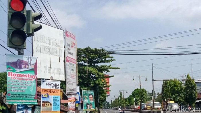 Menyedihkan, Traffic Light di Klaten Jadi Ajang Promosi Nasib tiang traffic light di jalan-jalan protokol Kabupaten Klaten menyedihkannya. Bagaimana tidak, tiang lampu tersebut dijadikan tempat iklan yang tidak pada tempatnya.