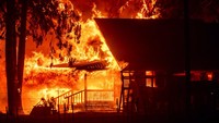 Kebakaran hebat ini telah membakar ratusan rumah warga. AP Photo/Noah Berger  
