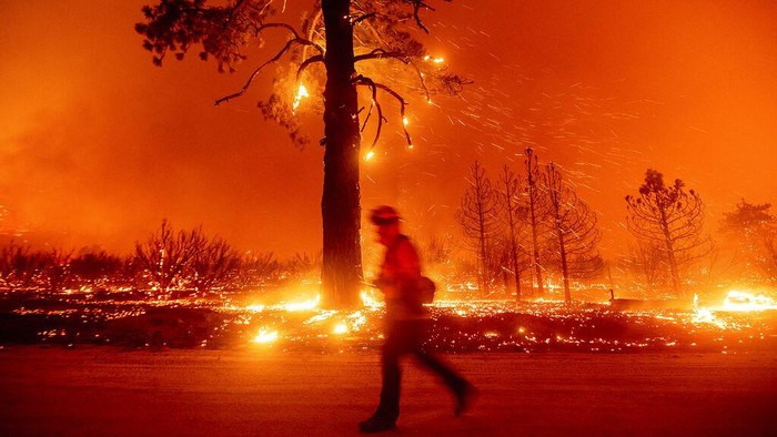 Merah Membara Kebakaran Hutan di California In this long exposure photo, embers light up hillsides as the Dixie Fire burns near Milford in Lassen County, Calif., on Tuesday, Aug. 17, 2021. (AP Photo/Noah Berger)