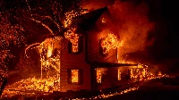 Kebakaran hutan terjadi di beberapa wilayah California, Amerika Serikat, Agustus 2021. Api dengan cepat menyebar hingga membakar ribuan hektar hutan hingga pemukiman warga di California. AP Photo  