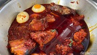 Sesuai namanya di sini spesialis nasi galung yang berasal dari wilayah Pematang Siantar yang berjarak 125 km dari Medan. Semua menu yang disajikan halal, dengan tiga lauk utama yaitu ayam, ikan manyung dan daging sapi yang diolah menjadi rendang, balado, gulai, hingga dibumbu kecap. Foto: detikFood