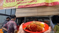 Nasi galung mungkin tidak sepopler nasi Padang atau nasi uduk Jakarta. Tapi nasi rames khas Pemantang Siantar ini, menggoda selera dengan lauk berbumbu rempah yang ketagihan. Foto: detikFood