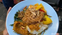 Ada menu nasi galung rendang daging yang tak kalah bikin ngiler. Menu ramesan klasik yang satu ini, tetap memiliki ciri khas sendiri yang membedakannya dari nasi rendang di rumah makan Padang. Foto: detikFood