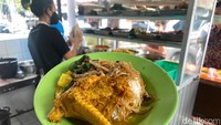“Kalau gak suka ikan manyung, orang kebanyakan pilihnya itu ayam rendang. Kita beda dengan rendang Padang, di sini rendang Medan itu lebih basah dan berkuah, tapi tetap menggunakan santan kelapa,” jelas Yanti. Di Anai Galung, potongan ayamnya juga tak kalah jumbo. Foto: detikFood