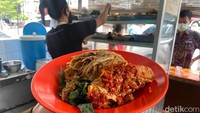 Penasaran dengan menu yang paling populer di Nasi Anai Galung. Kami langsung mencoba Nasi Galung Ikan Balado (Rp 44.000). Isinya lengkap, nasi diguyur dengan kuah tauco yang pekat, kemudian ada gulai sayur kol dan potongan kentang yang besar. Foto: detikFood