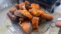 “Kalau kedai nasi galung yang lain mungkin sudah jarang yang sajikan ikan manyung ini. Jadi ini menu yang paling banyak dicari orang. Ada ikan goreng manyung, balado sampai ikan gulai asam pedas,” ungkap Yanti. Foto: detikFood