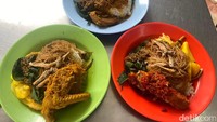 Untuk kisaran harganya, memang terbilang premium jika dibandingkan dengan nasi rames lainnya. Untuk nasi galung lengkap dengan sayur, sambal dan lauknya harganya sekitar Rp 44.000. Tapi sesuai dengan porsi nasi rames yang melimpah dan mengenyangkan. Foto: detikFood