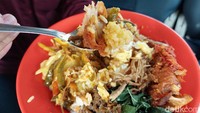 Tekstur empuk dari ikan manyungnya juga sempurna saat disuap dengan ramesan nasi galung, yang dominan rasa tauconya yang cenderung manis gurih. Dengan sengatan pedas  sambal ijo dan baladonya, rasanya makin sempurna. Foto: detikFood
