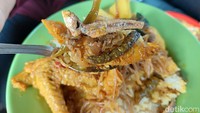 Ayam gulai disajikan dengan ramesan nasi yang sama. Hanya saja ditambahkan dengan kuah rendang yang kental di bagian atasnya. Rasa dari ramesan ini awalnya tetap kuah tauconya yang paling mendominasi, tapi saat disantap dengan gulai kentang, nasi, teri dan potongan rendang ayamnya, baru muncul cita rasa yang lebih komplet.  Foto: detikFood