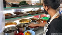 “Jadi Nasi Anai Galung ini pertama kali didirikan oleh mertua saya, sekitar 20 tahun yang lalu. Kemudian diteruskan oleh keluarga, tapi sampai sekarang yang masak masih mertua saya langsung,” jelas Yanti, salah satu pemilik Nasi Anai Galung kepada detikFood (20/08). Foto: detikFood