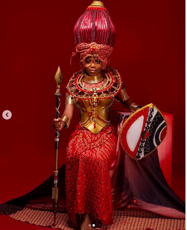 Di tiga besar, terdapat kostum nasional Kenya yang dipakai oleh Phidelia Mutunga. Busana perang bergaya etnik serba merah lengkap dengan perisai sukses mencuri perhatian. (Foto: Instagram)