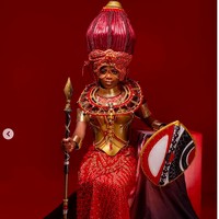 Di tiga besar, terdapat kostum nasional Kenya yang dipakai oleh Phidelia Mutunga. Busana perang bergaya etnik serba merah lengkap dengan perisai sukses mencuri perhatian. (Foto: Instagram)