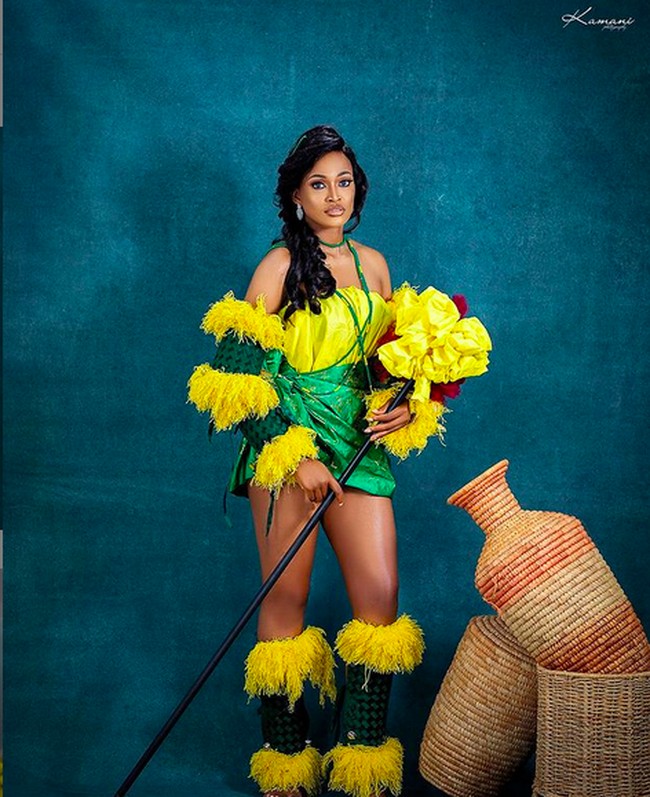 Akeelah Aminu dari Nigeria memakai kostum nasional bernuansa hijau-kuning lengkap dengan boots senada. (Foto: Instagram)