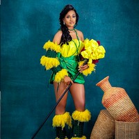 Akeelah Aminu dari Nigeria memakai kostum nasional bernuansa hijau-kuning lengkap dengan boots senada. (Foto: Instagram)