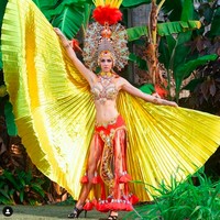 Menyusul kemudian Dana Tomuta dari Spanyol dengan kostum bergaya karnaval dalam kombinasi warna kuning dan merah yang mencolok. (Foto: Instagram)