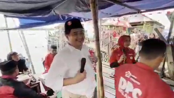 Nezar Djoeli Bernyanyi di Acara HUT RI Medan Belawan