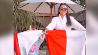 Video transisi berpakaian yang sedang hits tersebut memperlihatkan Olivian Jensen mengenakan bathrobe sambil memegang bendera Merah Putih. Foto: Instagram Olivia Jensen