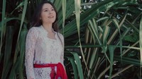 Saat bendera tersebut jatuh, pakaian Olivia Jensen berganti menjadi kebaya bernuansa merah dan putih. Foto: Instagram Olivia Jensen