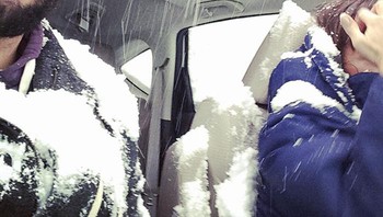 Sang nenek menekan tombol untuk membuka sunroof tapi tidak tahu cara menutupnya. Foto: Bored Panda