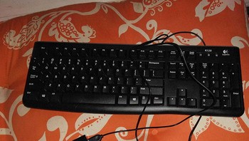 Sepertinya kabel keyboard nenek ini salah, pantas saja tidak bisa dioperasikan. Foto: Bored Panda