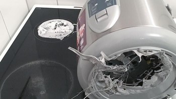 Saya kira ibu tidak tahu bagaimana caranya memakai rice cooker. Foto: Bored Panda