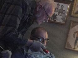 Potret Kocak Orang Tua Gaptek, iPad Dikira Talenan