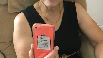 Ibu ini membaca aplikasi Google Photos yang menurutnya menarik di koran, lalu memotong dan menempelnya di ponsel agar tidak lupa. Foto: Bored Panda