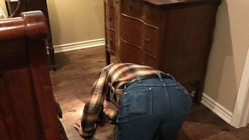 “Kakek tidak percaya dengan penyedot debu otomatis sehingga dia mengikutinya berkeliling.” Foto: Bored Panda
