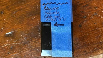 Menandai tombol remote kontrol buat nenek agar dia lebih mudah mengoperasikannya. Foto: Bored Panda