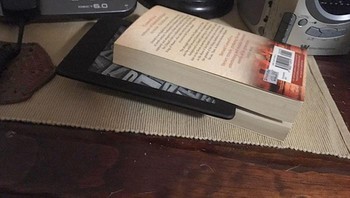 Ayahku suka baca sehinga aku kasih hadiah Kindle, tapi malah ia jadikan pembatas buku. Foto: Bored Panda