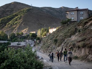 Khawatir Taliban, Sekelompok Pria Afghanistan Nekat Berjalan Kaki ke Turki