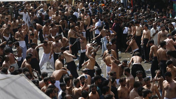 Asyura jatuh pada hari 10 Muharram, bulan pertama dalam kalender Islam, ketika Syiah berduka atas kematian Hussein, cucu Nabi Muhammad, pada Pertempuran Karbala di Irak saat ini pada abad ke-7. (AP/Arshad Butt) Asyura jatuh pada hari 10 Muharram, bulan pertama dalam kalender Islam, ketika Syiah berduka atas kematian Hussein, cucu Nabi Muhammad, pada Pertempuran Karbala di Irak saat ini pada abad ke-7. (AP/Arshad Butt)