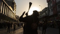 Kalangan Syiah dan sebagian Sufi merupakan hari berkabungnya atas kesyahidan Husain bin Ali, cucu dari Nabi Islam Muhammad pada Pertempuran Karbala tahun 61 H. AP/Anmar Khalil