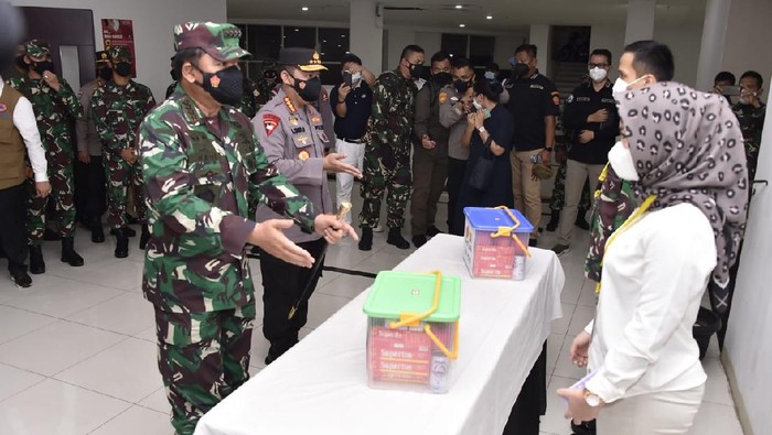 Panglima TNI Marsekal Hadi Tjahjanto berbincang dengan relawan nakes, Annisa saat mengunjungi Wisma Atlet