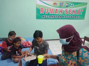 Cerita Sedih Pelajar Rawat 2 Adik di Tempat Isolasi Gegara Ibu Meninggal COVID-19