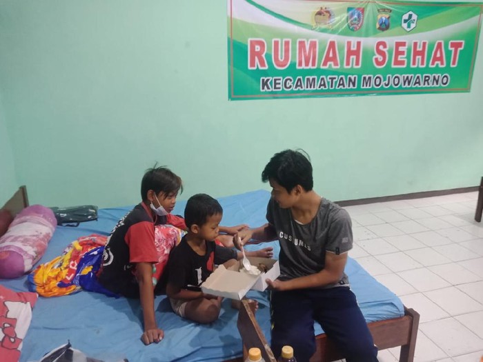 Pelajar SMA di Jombang Rawat 2 Adiknya di Tempat Isolasi Gegara Ibunya Meninggal COVID-19