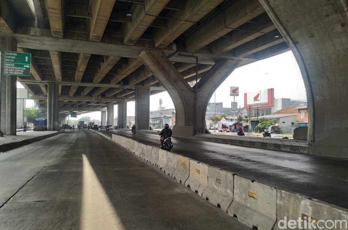 Pembatas Jl Raya Cilincing yang rawan kecelakaan, masih menantikan lampu flip-flop. 20 Agustus 2021. (Athika Rahma/detikcom)