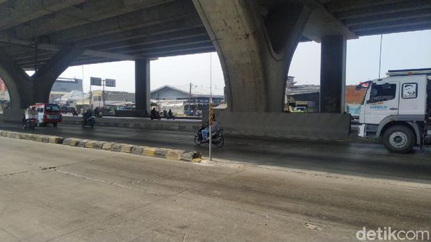 Pembatas Jl Raya Cilincing yang rawan kecelakaan, masih menantikan lampu flip-flop. 20 Agustus 2021. (Athika Rahma/detikcom)