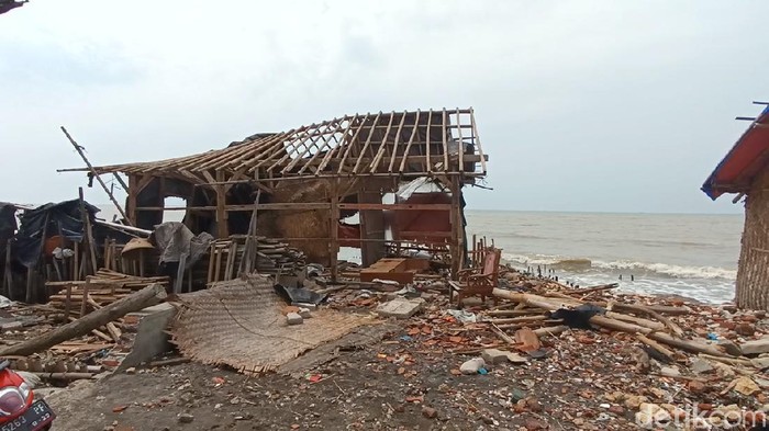 Penampakan rumah warga yang rusak akibat abrasi