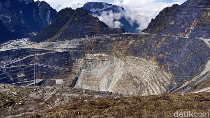 Penampakan Terkini Tambang Freeport di Papua PT Freeport Indonesia melakukan eksplorasi, menambang, dan memproses bijih yang mengandung tembaga, emas, dan perak di daerah dataran tinggi di Kabupaten Mimika, Provinsi Papua, Indonesia.