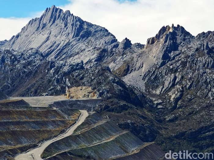 PT Freeport Indonesia melakukan eksplorasi, menambang, dan memproses bijih yang mengandung tembaga, emas, dan perak di daerah dataran tinggi di Kabupaten Mimika, Provinsi Papua, Indonesia.