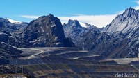 Pesona pengunungan Tembagapura yang merupakan lokasi pusat penambangan penghasil emas dan tembaga terbesar di dunia.