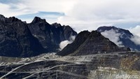 Catatan pertama tentang pegunungan salju ini adalah dari Kapten Johan Carstensz yang dalam perjalanan dengan dua kapalnya Aernem dan Pera ke selatan pada tahun 1623 di perairan sebelah selatan Tanah Papua.